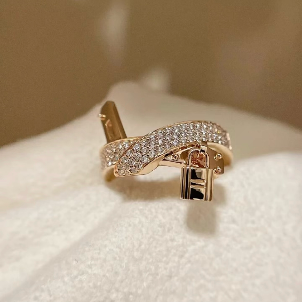 18k H”Kelly經典扭結鎖頭定製戒 無鑽/水鑽