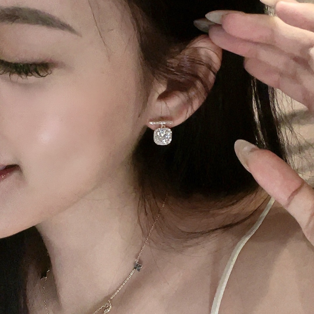 Miss”一字金方鑽高奢耳墜釘