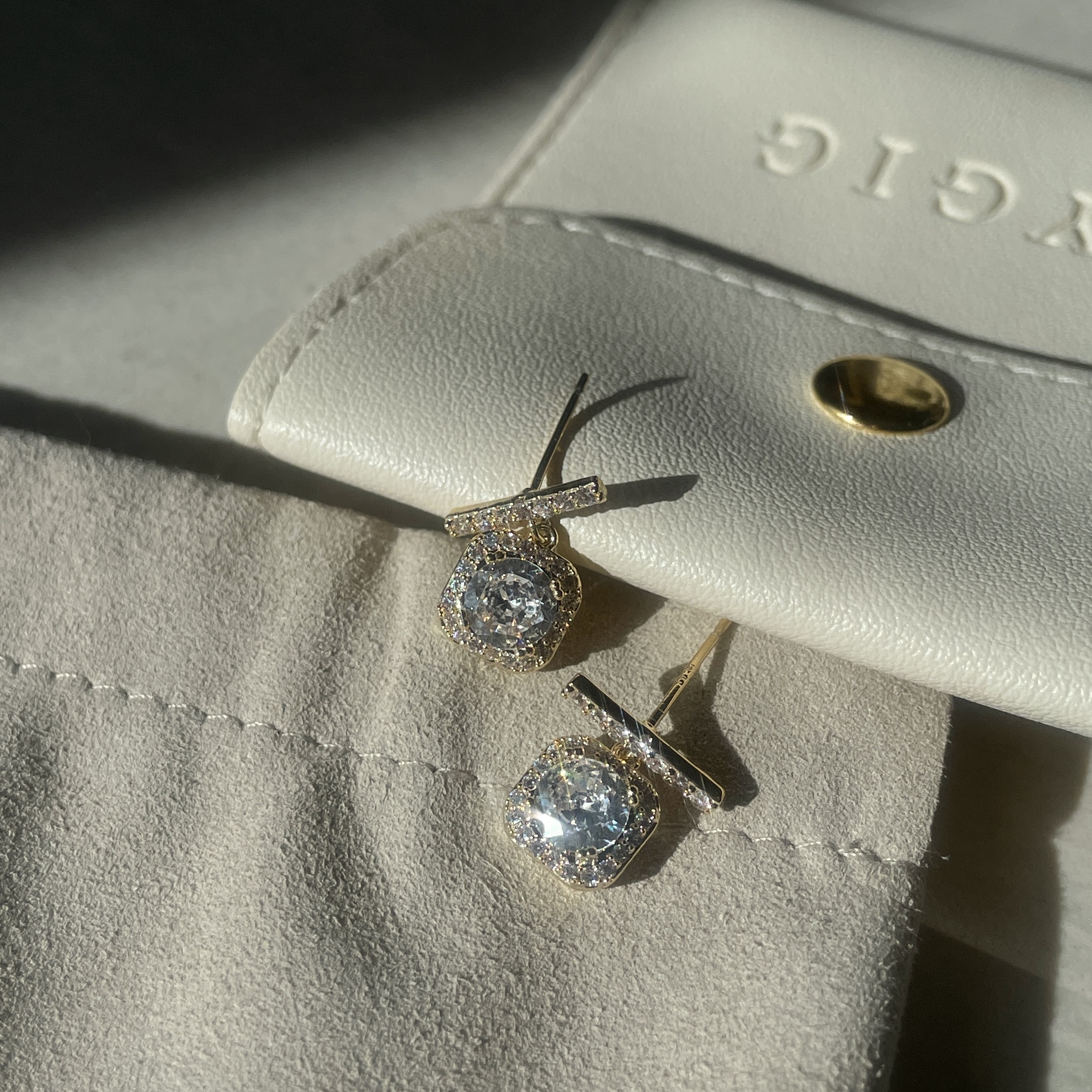 Miss”一字金方鑽高奢耳墜釘