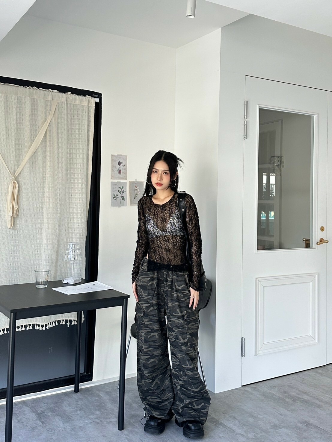 初秋專屬🙌🏻鏤空開衩透膚上衣 2colors