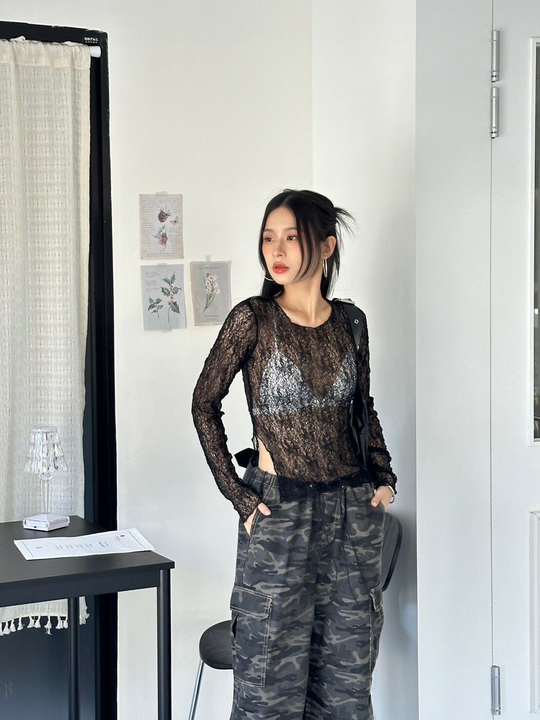 初秋專屬🙌🏻鏤空開衩透膚上衣 2colors