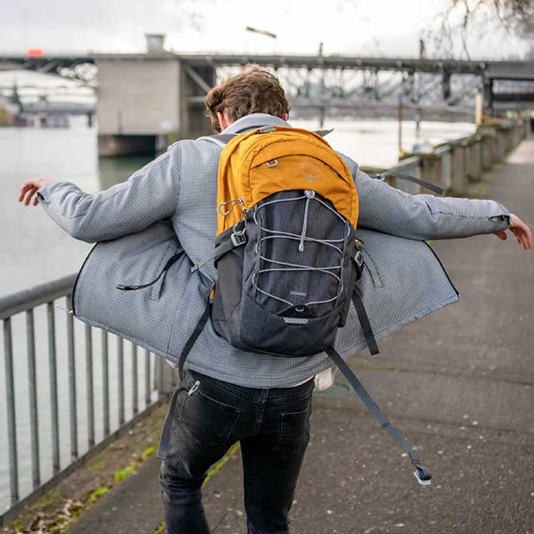 Osprey 美國 Quasar 通勤電腦背包 黃金黃/灰色區域 26L 71OS004600