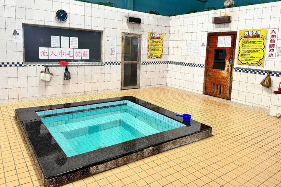 長青村養生游泳池 泡澡