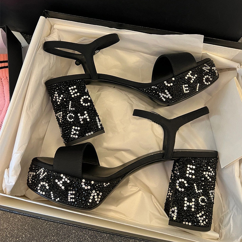 水鑽字母 粗跟涼鞋（34-40）