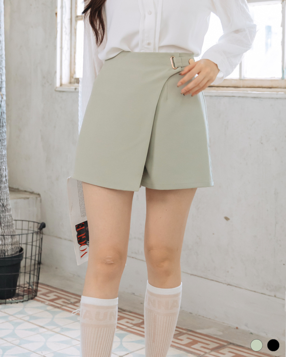 簡約俐落金環釦帶蓋片褲裙(特價品不可退換貨)