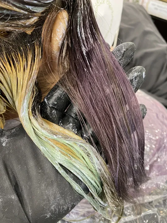 The strands have traces of algae green that cannot be completely bleached out.
