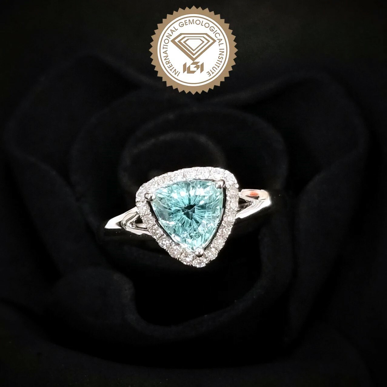 18K White Gold 0.88ct Paraiba and Diamond Ring