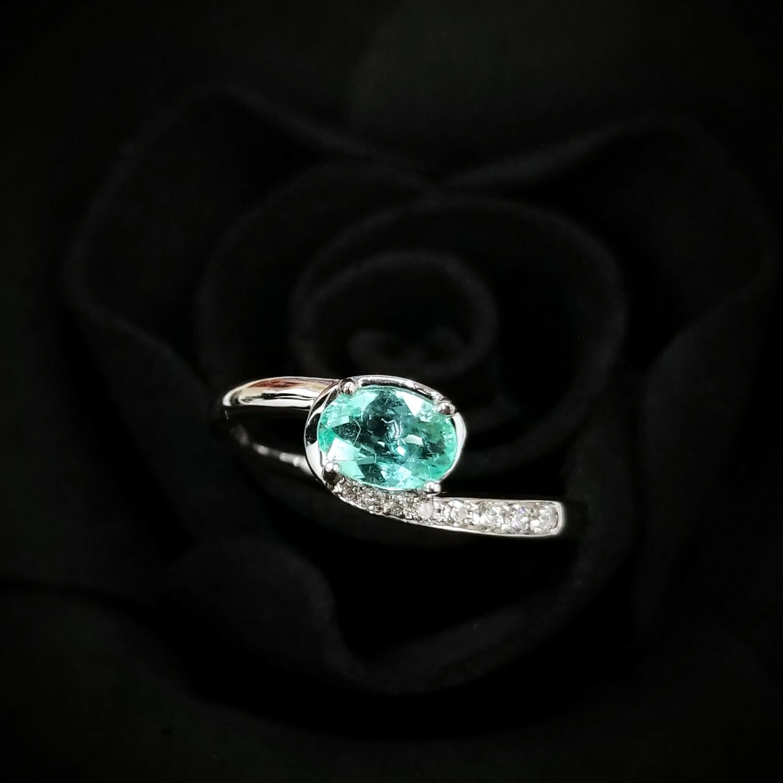 18K White Gold 0.39ct Paraiba and Diamond Ring
