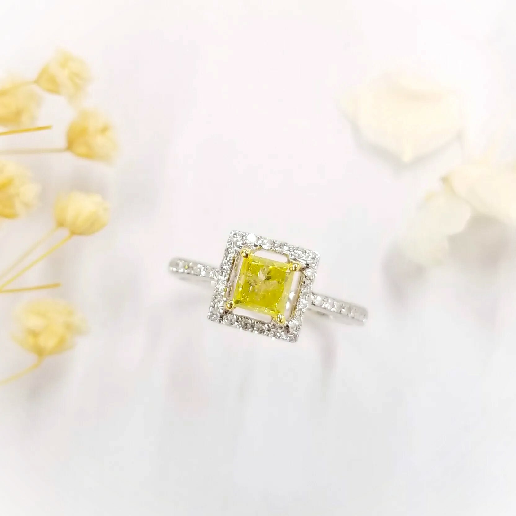 18K Gold 0.92ct Fancy Yellow Princess Cut Diamond Ring
