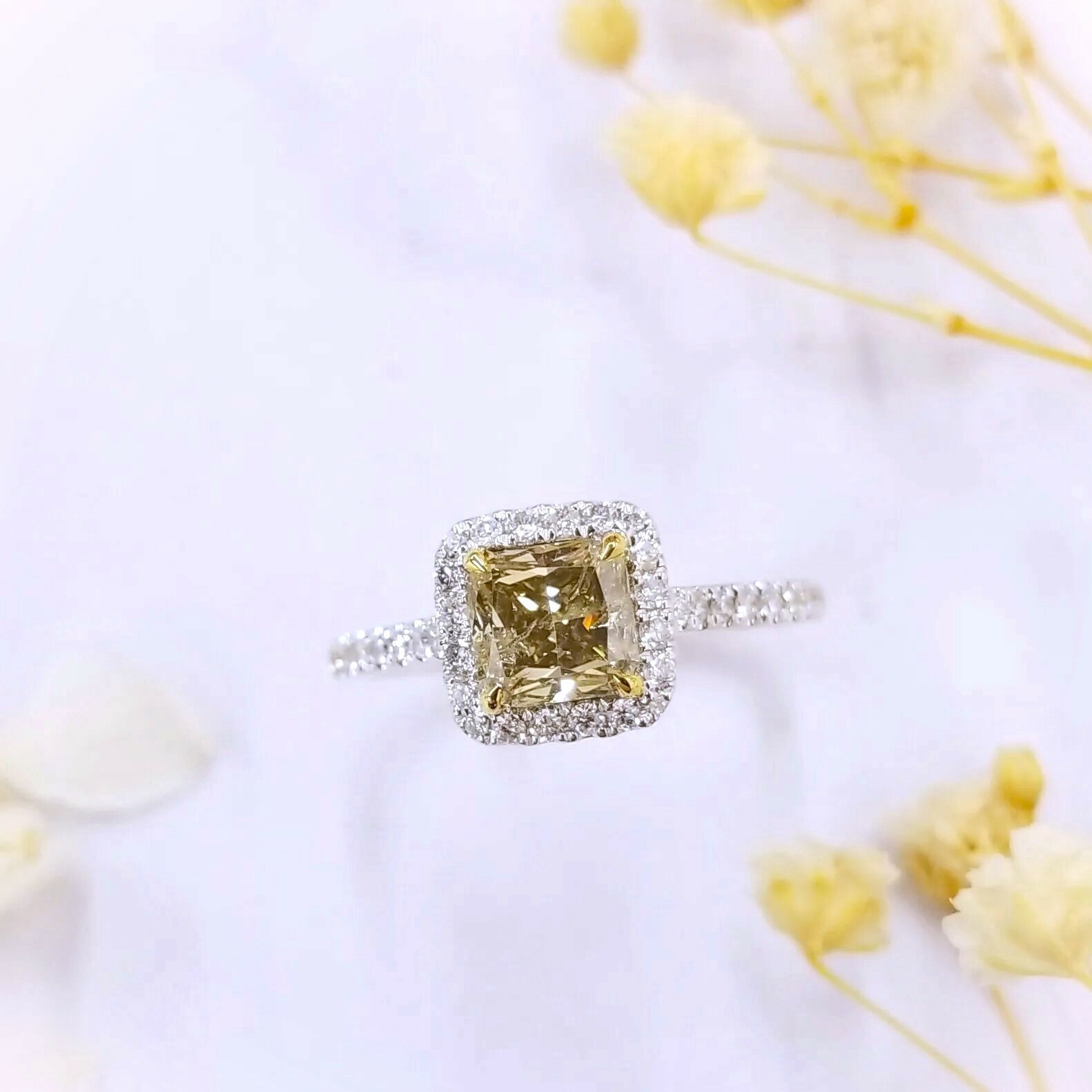 18K Gold 1.17ct Light Green Diamond Ring