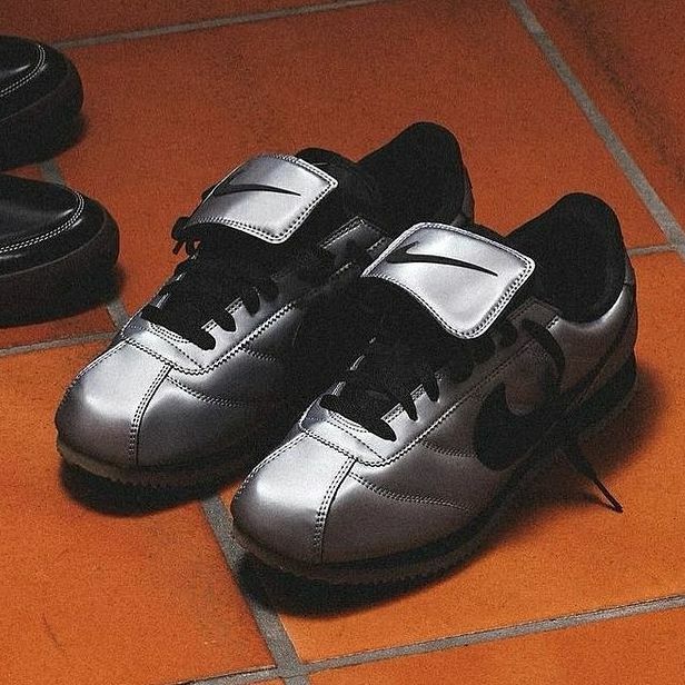 NIKE CORTEZ SE MTLC 阿甘 煙灰銀 銀黑 外翻鞋舌 足球鞋 焦糖底 復古 男女鞋 HQ3490-099 / 預購