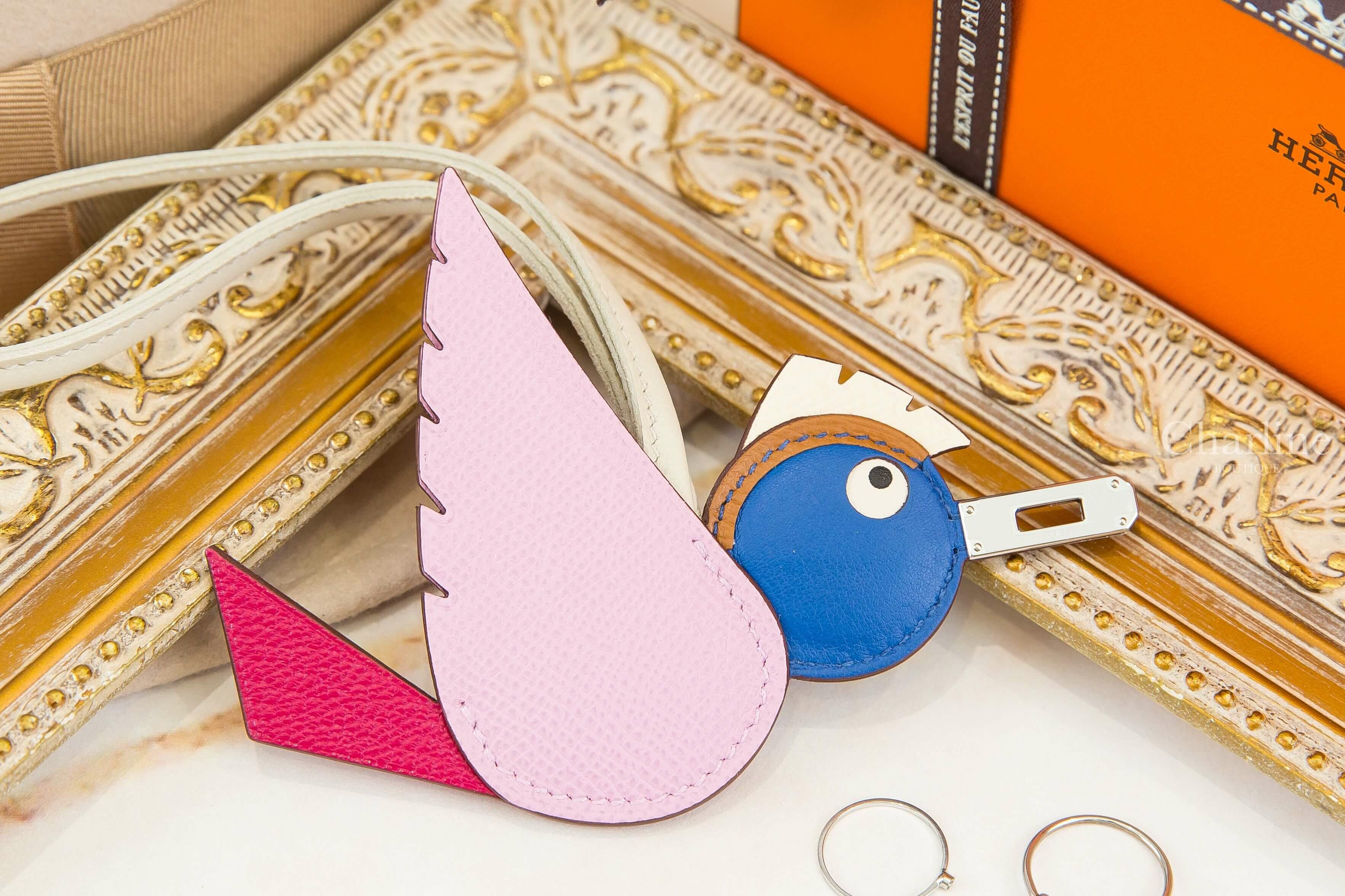 Hermès Birdy Charm 錦葵粉/嫩芽綠/普魯士藍/焦糖色/奶油白/奶昔白銀釦小鳥吊飾-Charline Boutique 精品代購