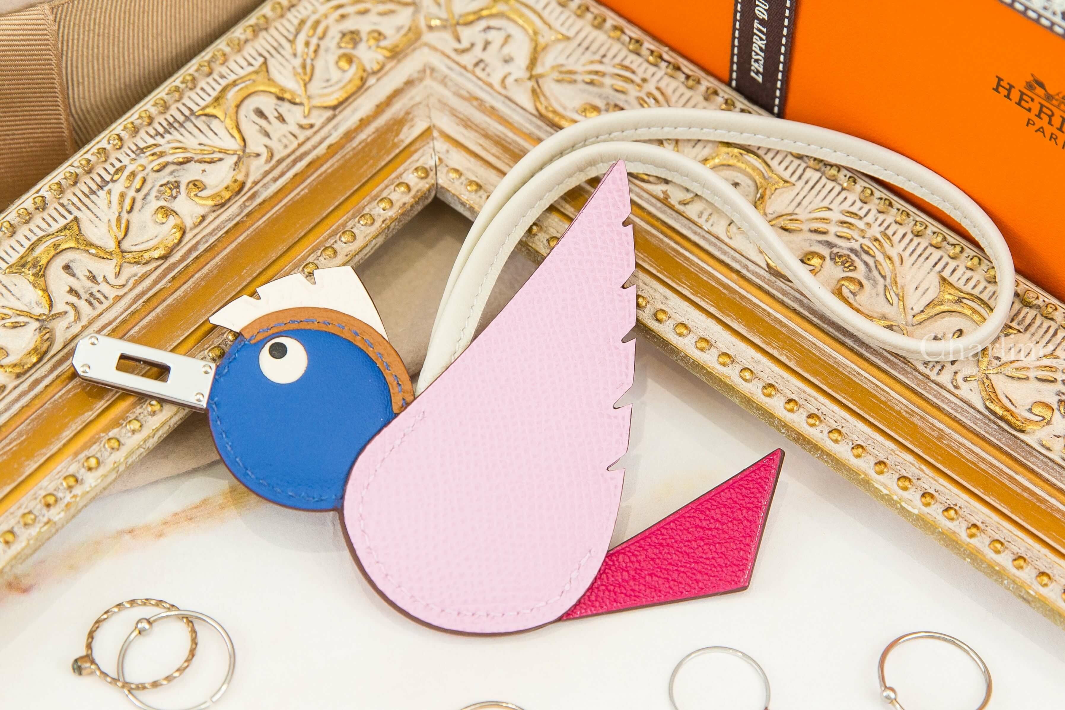 Hermès Birdy Charm 錦葵粉/嫩芽綠/普魯士藍/焦糖色/奶油白/奶昔白銀釦小鳥吊飾-Charline Boutique 精品代購