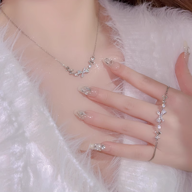 Delicate Sweet Bow Necklace with Rhinestones