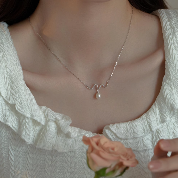 Wavy Teardrop Pearl Necklace