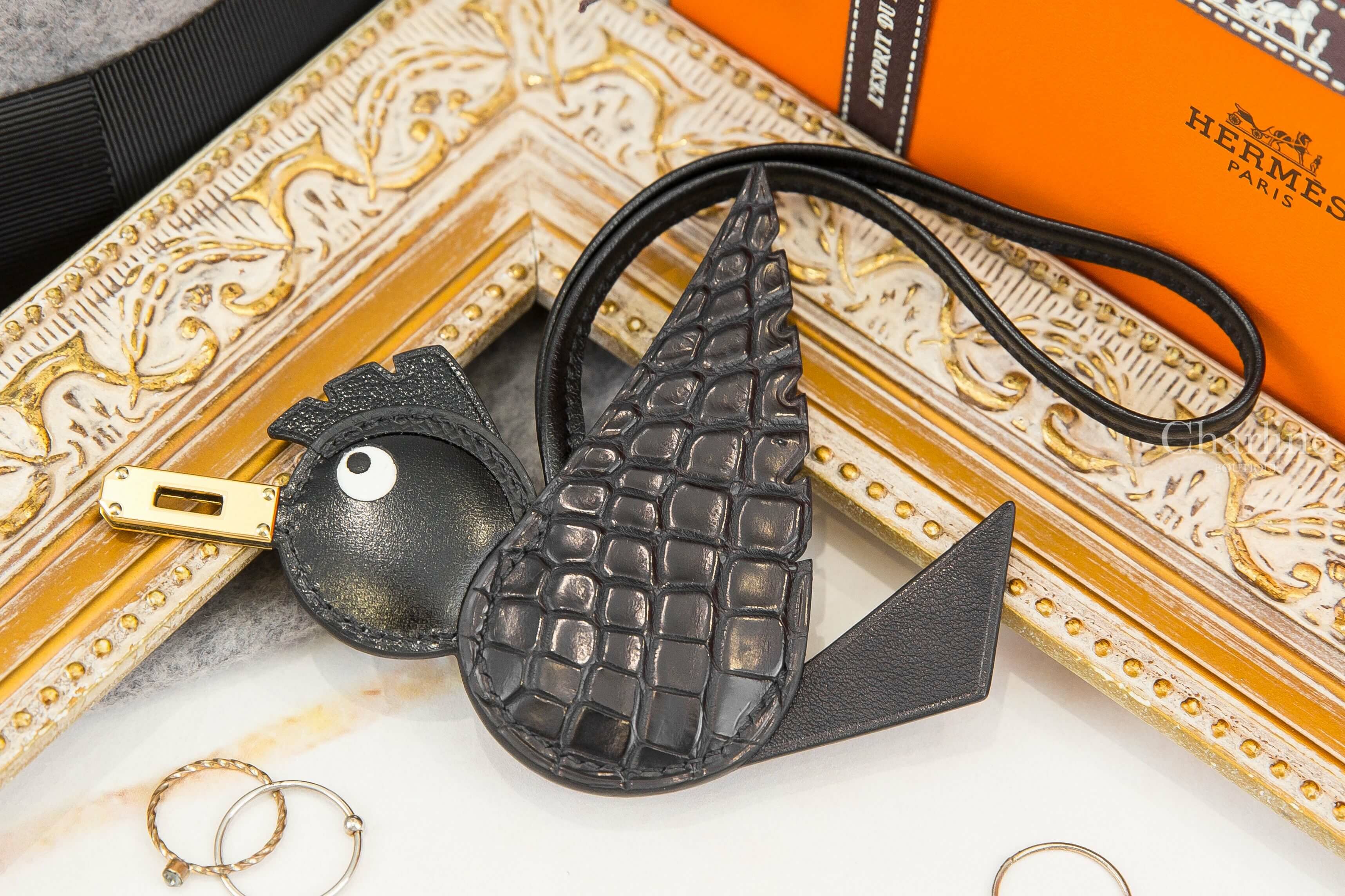 Hermès Birdy Charm 黑色金釦霧面方塊鱷魚拼皮革小鳥吊飾-Charline Boutique 精品代購
