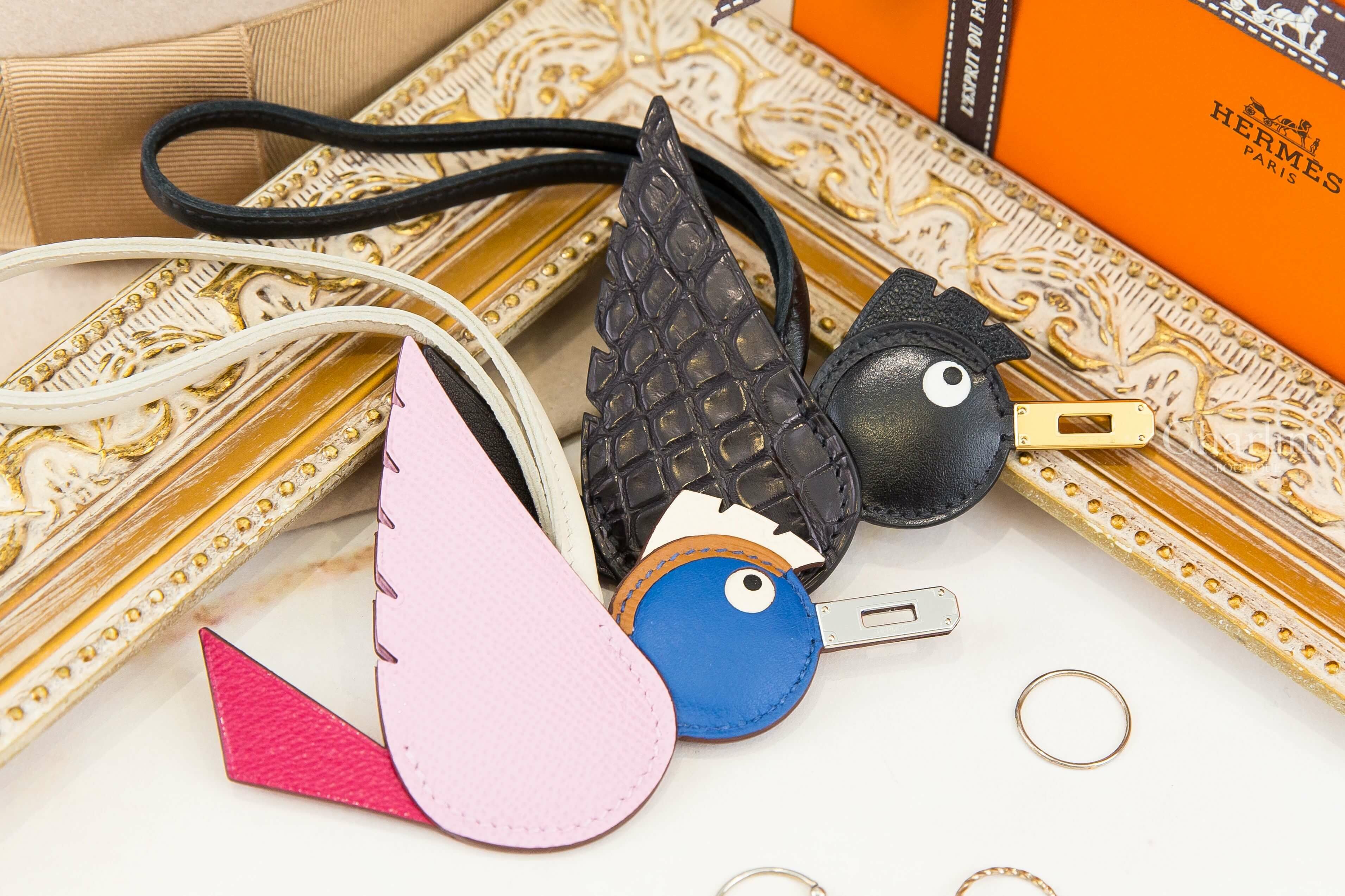 Hermès Birdy Charm 黑色金釦霧面方塊鱷魚拼皮革小鳥吊飾,Hermès Birdy Charm 錦葵粉/嫩芽綠/普魯士藍/焦糖色/奶油白/奶昔白銀釦小鳥吊飾-Charline Boutique 精品代購