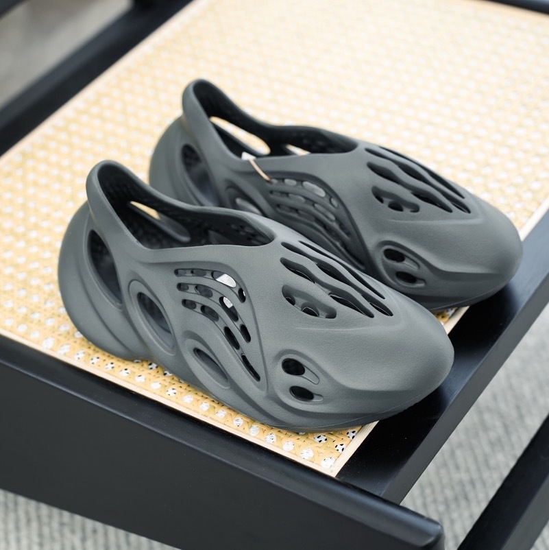 ADIDAS YEEZY FOAM RUNNER”ONYX”黑瑪瑙 黑武士 HP8739