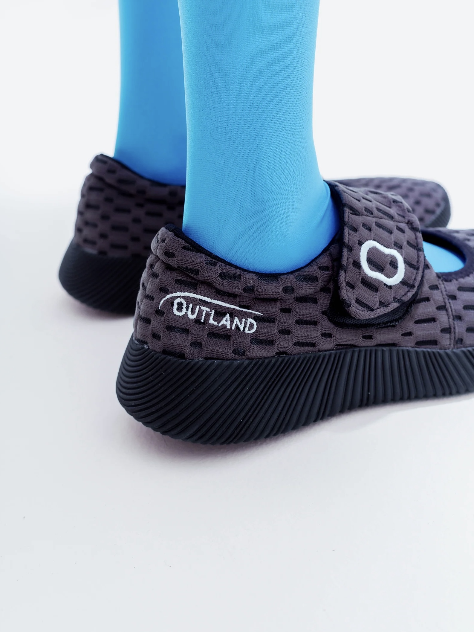OUTLAND × THREE TREASURES Recovery shoes Grass gradation