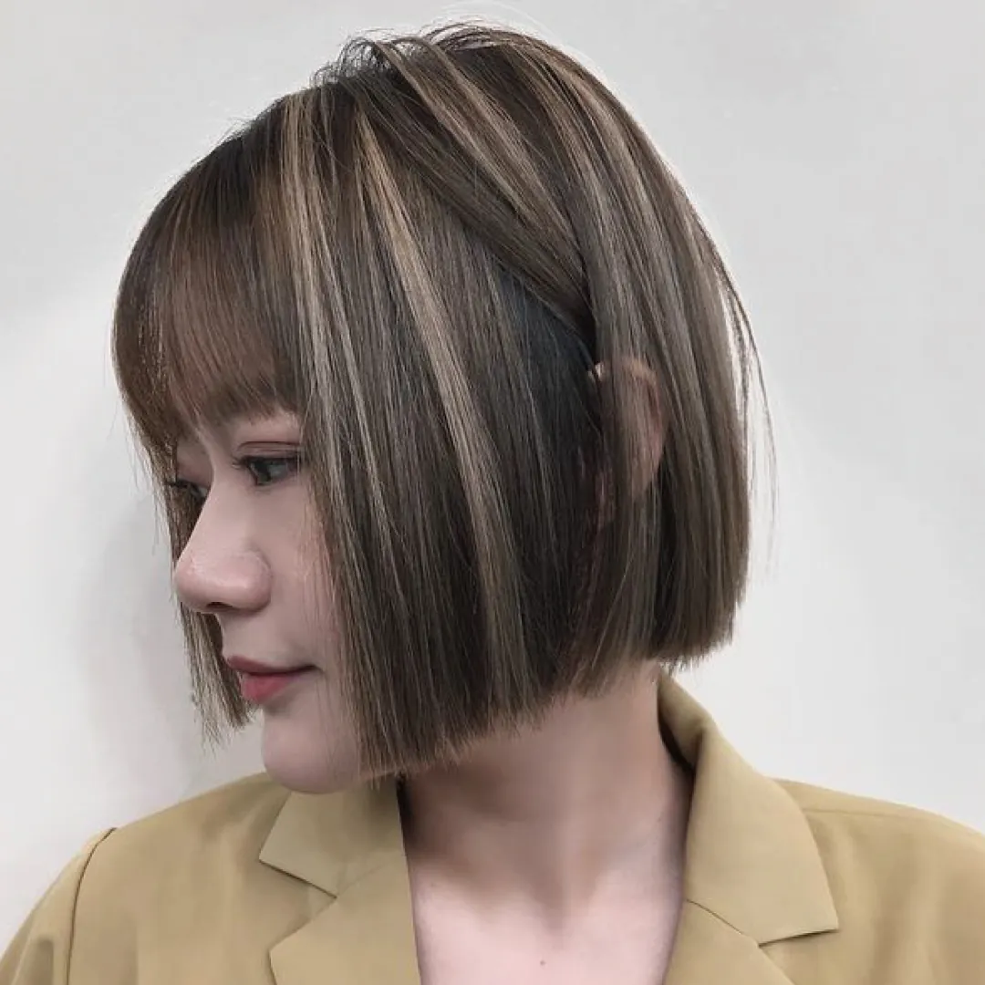 Maruko's hair coloring work:one-length bob with golden streaks, adding texture and dimension to the short hairstyle.