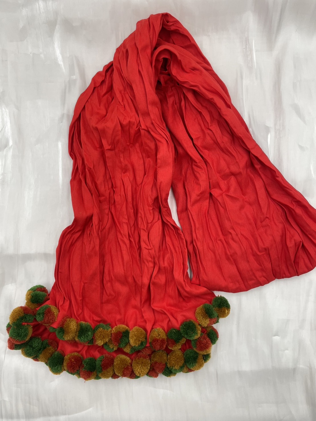 紅素面織布毛球頭巾.總長約180cm