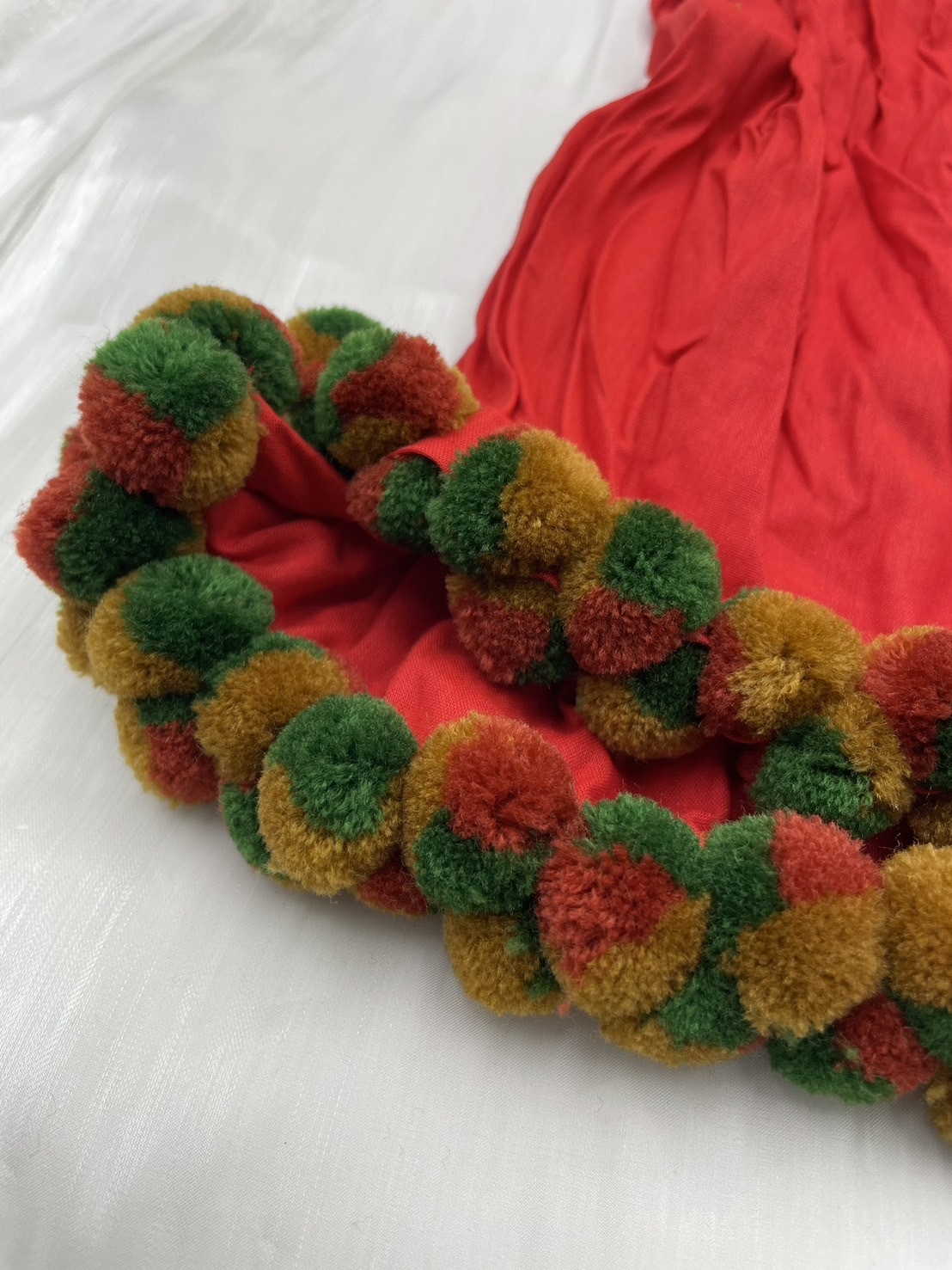 紅素面織布毛球頭巾.總長約180cm