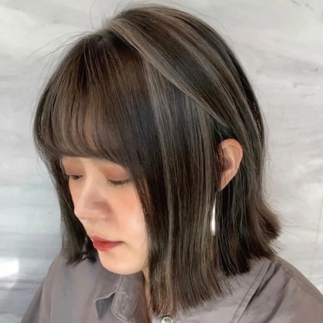 Maruko's Work: Shoulder-Length Hair with Golden Highlights