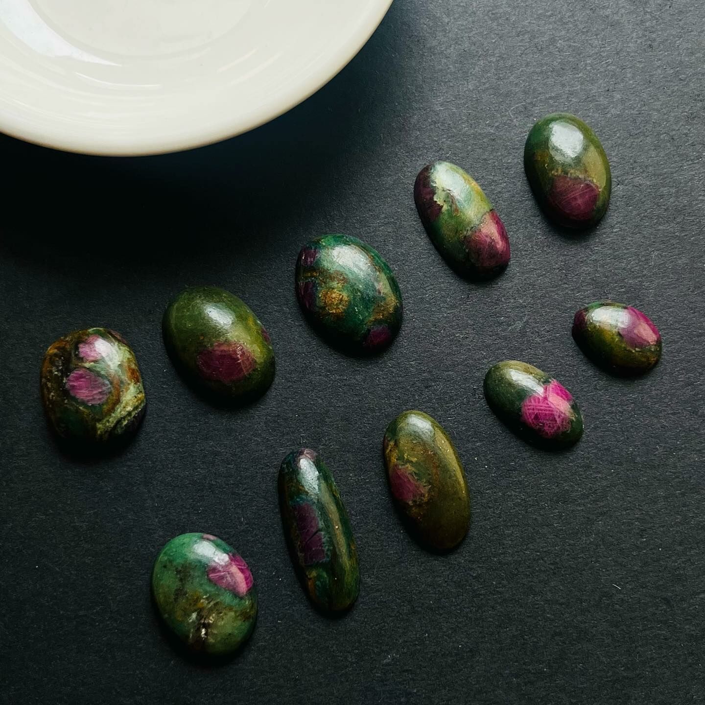 [原石] 紅寶鉻雲母 水晶蛋面