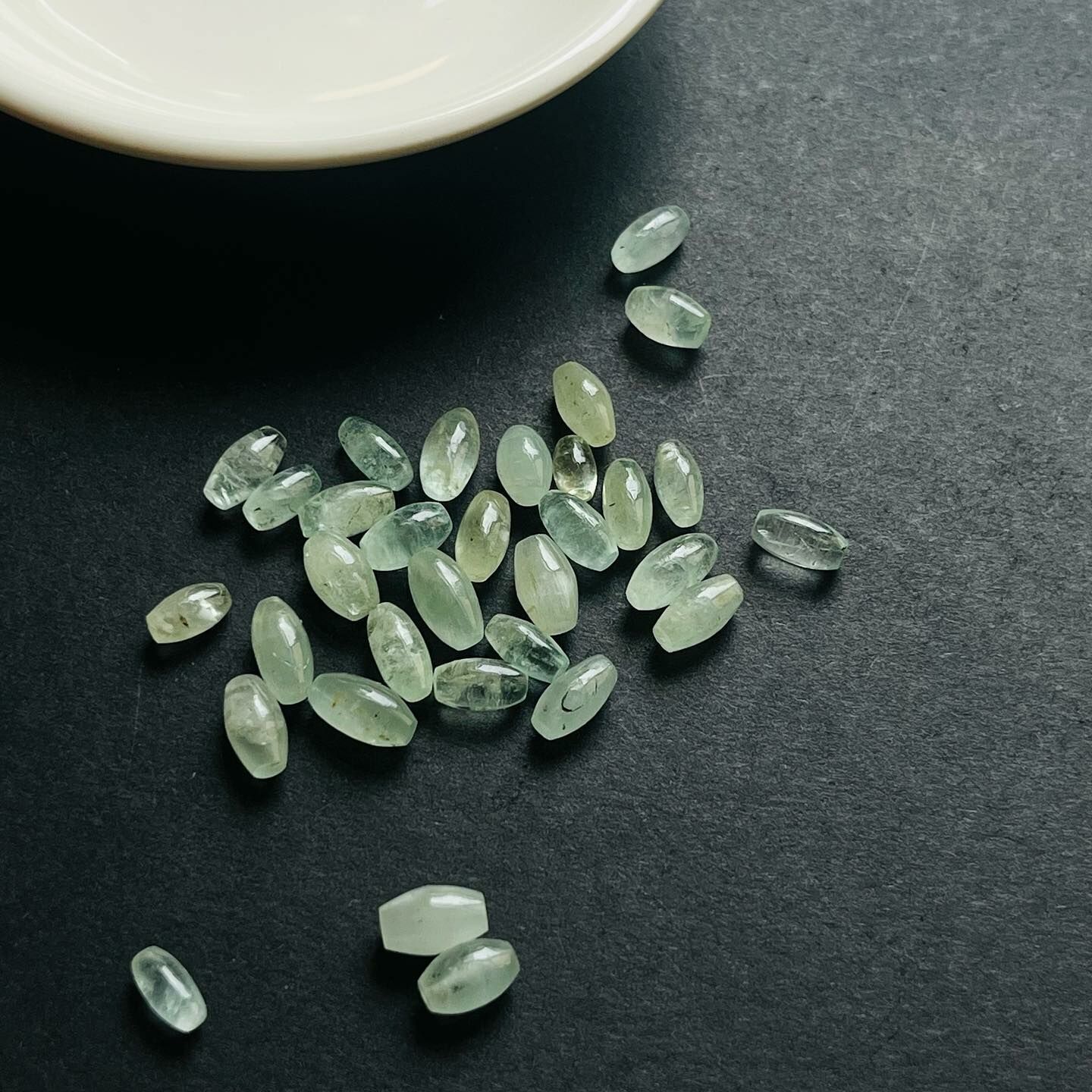 [原石] 綠海藍寶 約 7-10mm