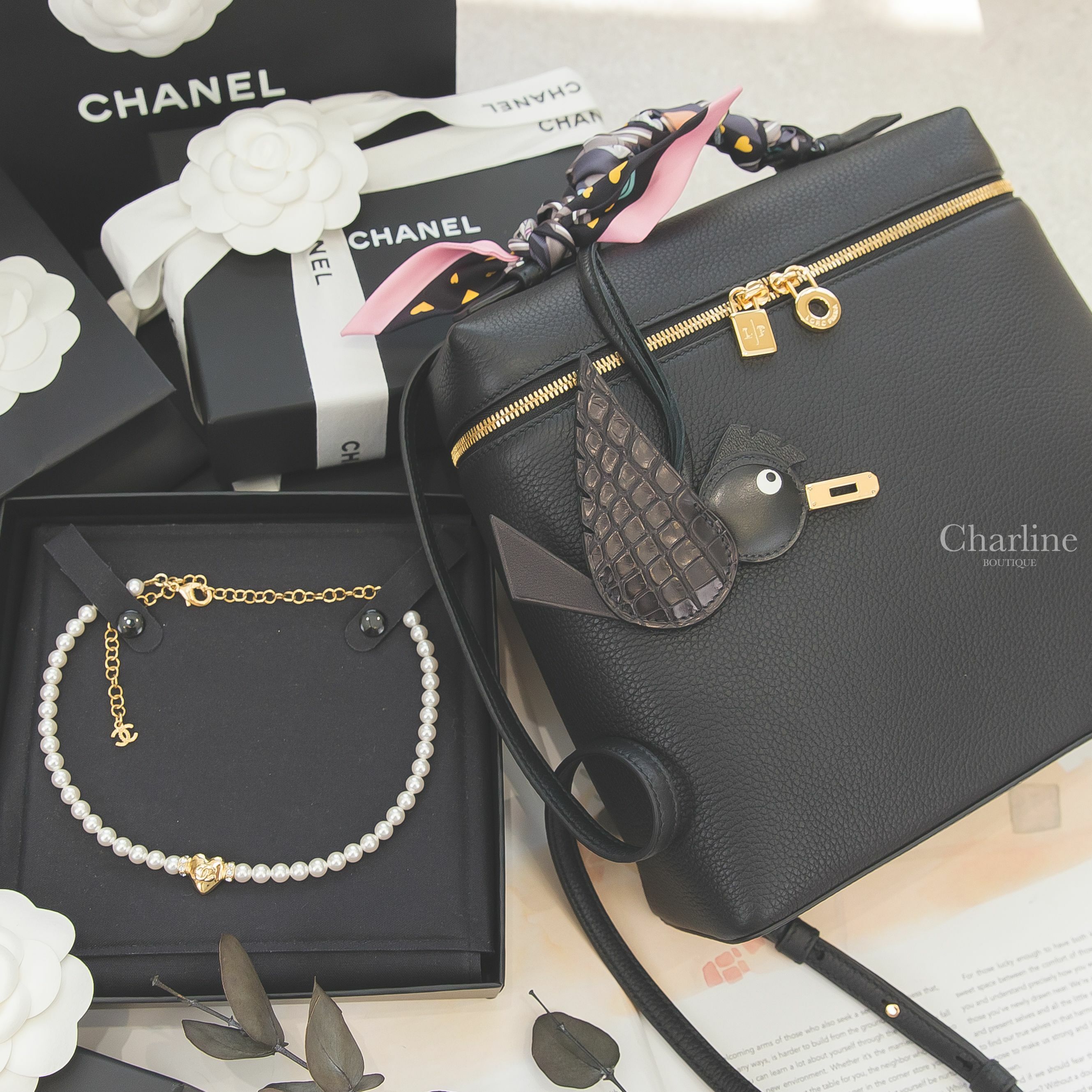 Chanel 金色CC愛心鑲鑽白色珍珠頸鏈,Loro Piana 黑色牛皮金拉鍊後背包,Hermès Birdy 黑色金釦霧面方塊鱷拼皮革,Hermès 黑色/玫瑰色/灰色/故事愛心絲巾-Charline Boutique 精品代購