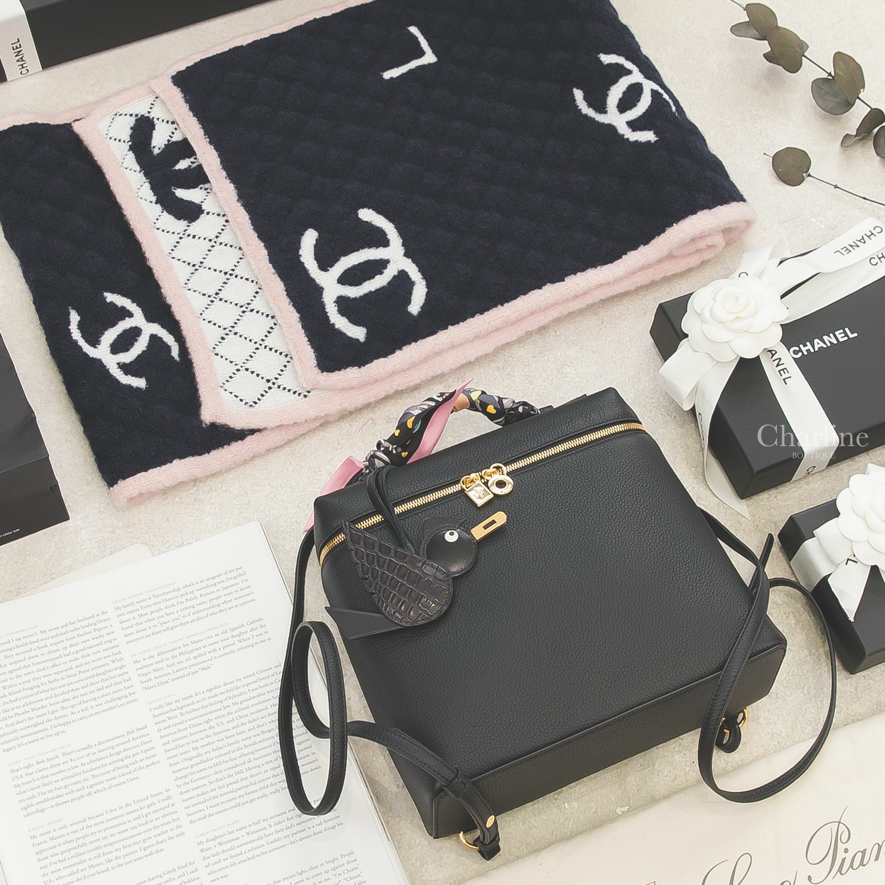 Chanel 藍黑底白字/白底藍黑字粉滾邊菱格紋喀什米爾圍巾,Loro Piana 黑色牛皮金拉鍊後背包,Hermès Birdy 黑色金釦霧面方塊鱷拼皮革,Hermès 黑色/玫瑰色/灰色/故事愛心絲巾-Charline Boutique 精品代購