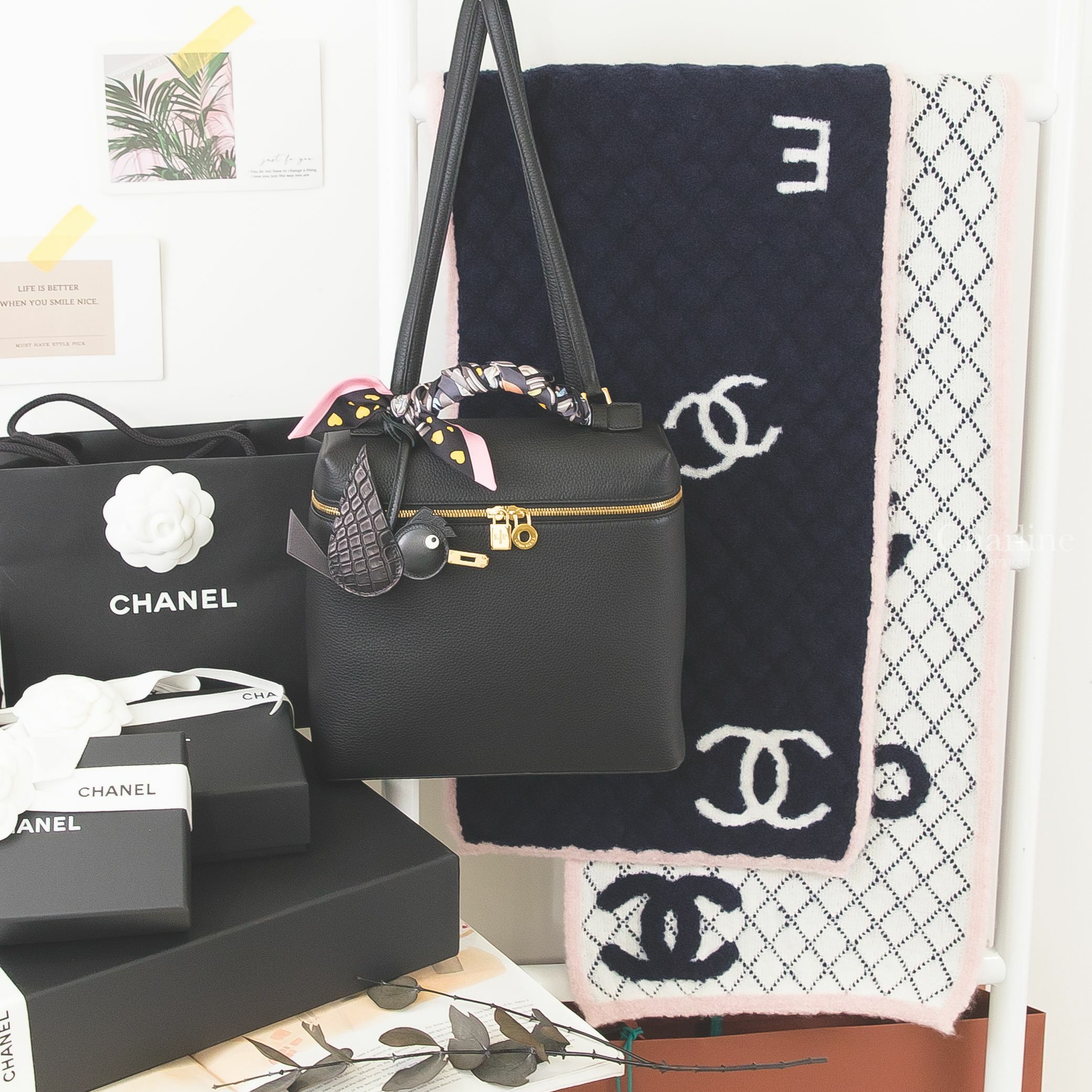 Chanel 藍黑底白字/白底藍黑字粉滾邊菱格紋喀什米爾圍巾,Loro Piana 黑色牛皮金拉鍊後背包,Hermès Birdy 黑色金釦霧面方塊鱷拼皮革,Hermès 黑色/玫瑰色/灰色/故事愛心絲巾-Charline Boutique 精品代購
