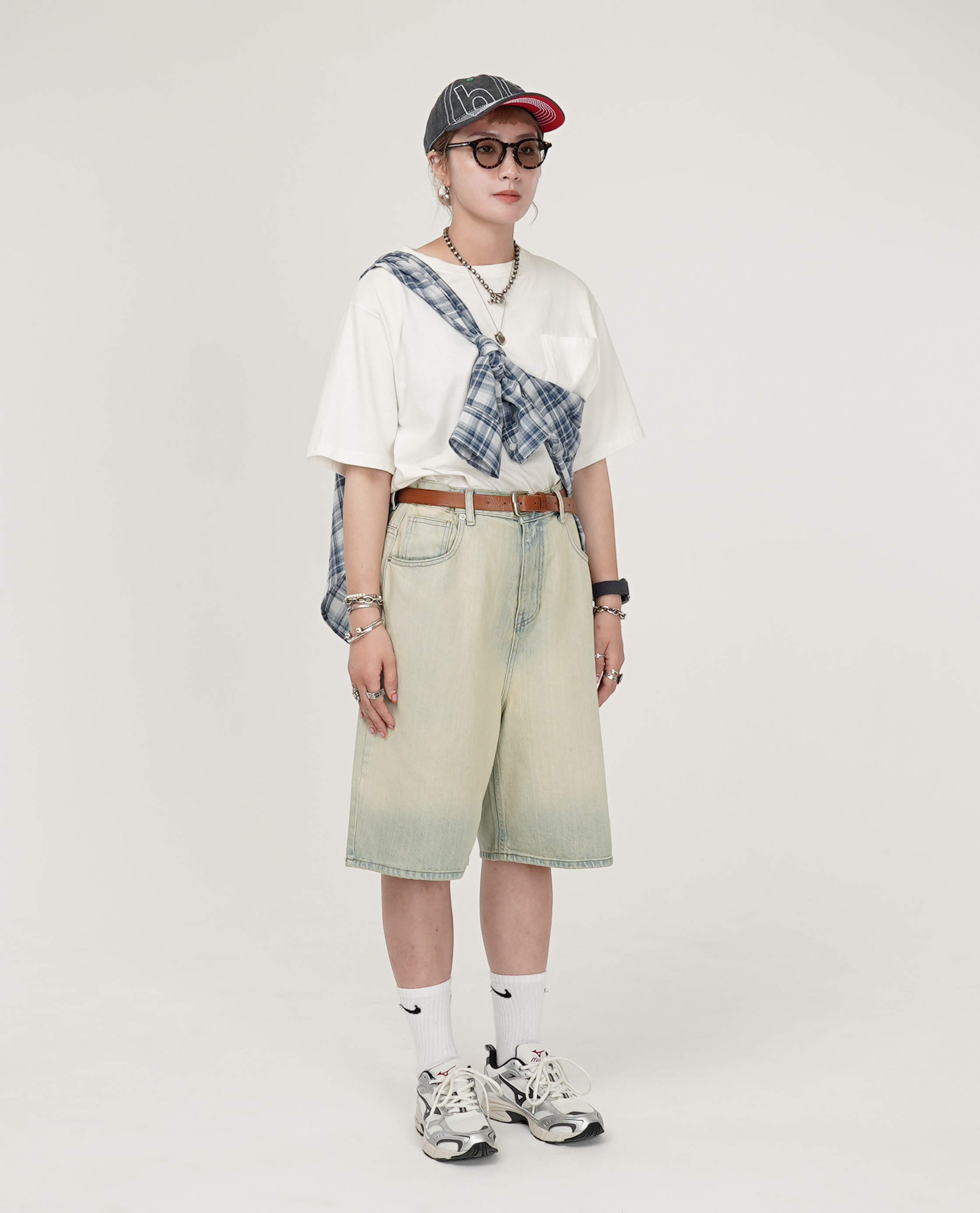 膝下漂色洗舊牛仔