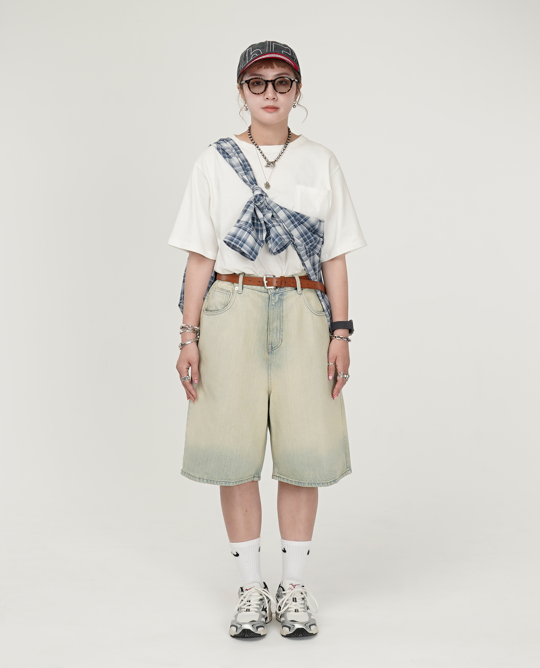 膝下漂色洗舊牛仔