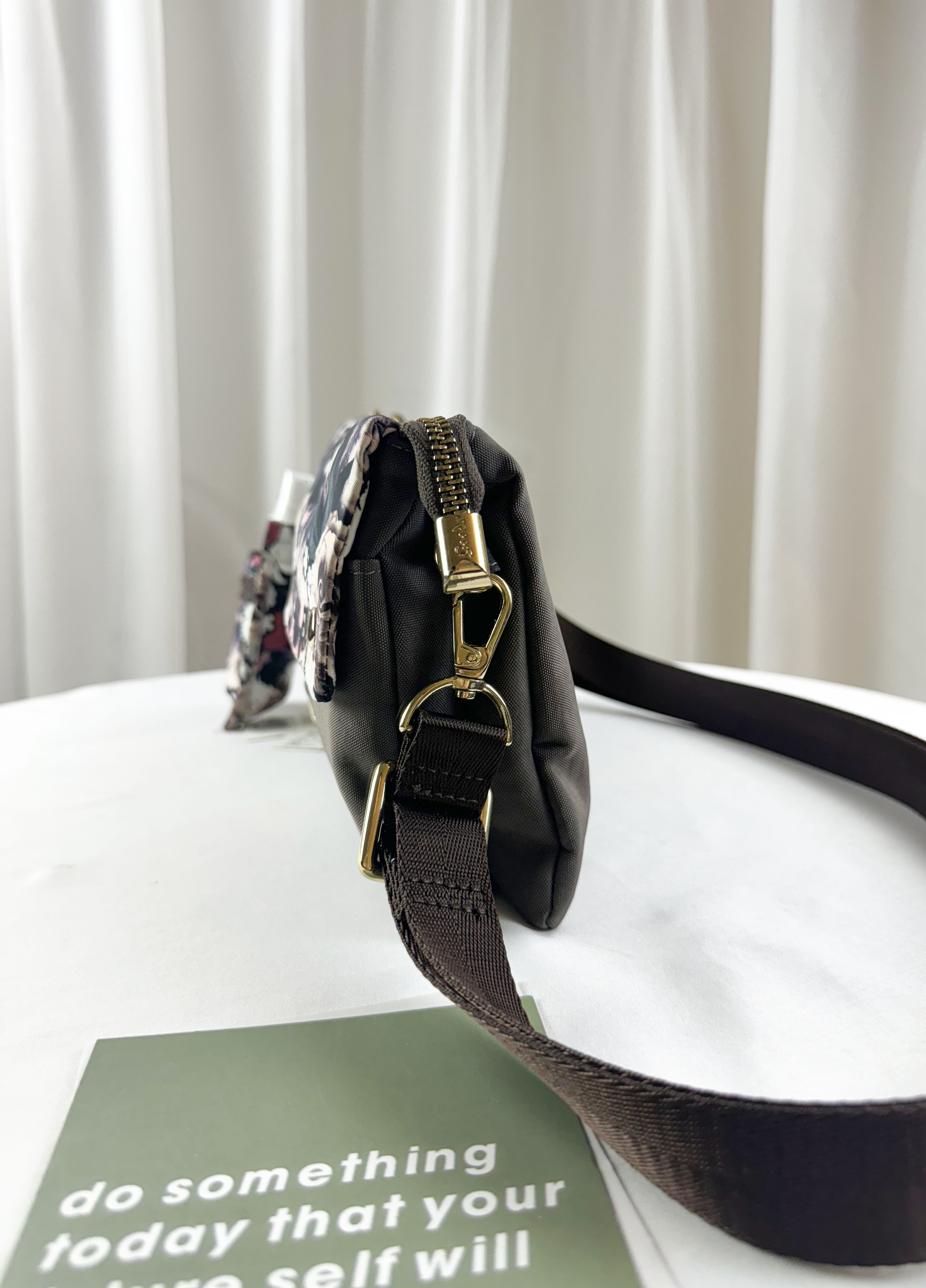 GOODS 咖啡花拼色防潑水側背包    #2836