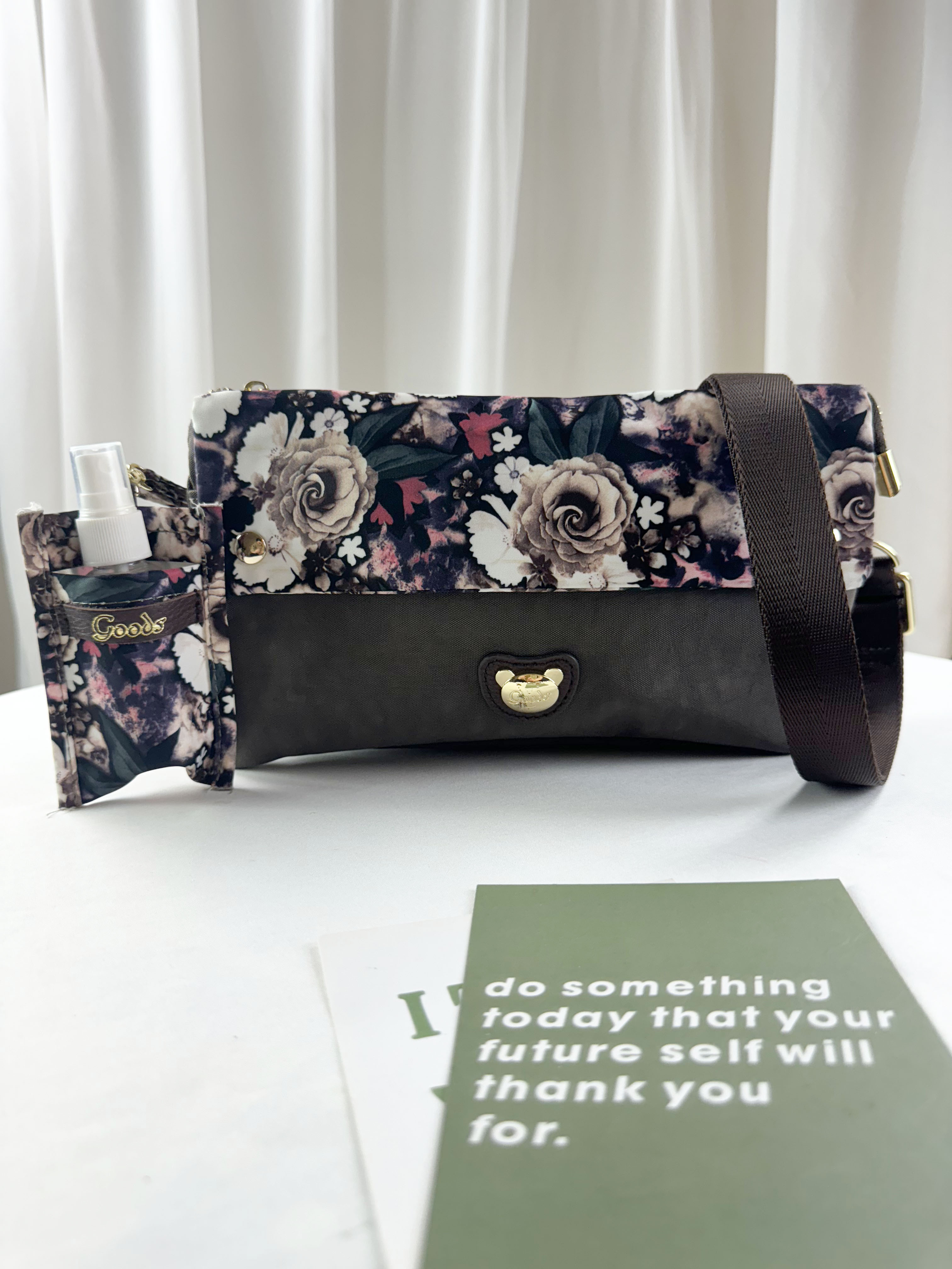 GOODS 咖啡花拼色防潑水側背包    #2836