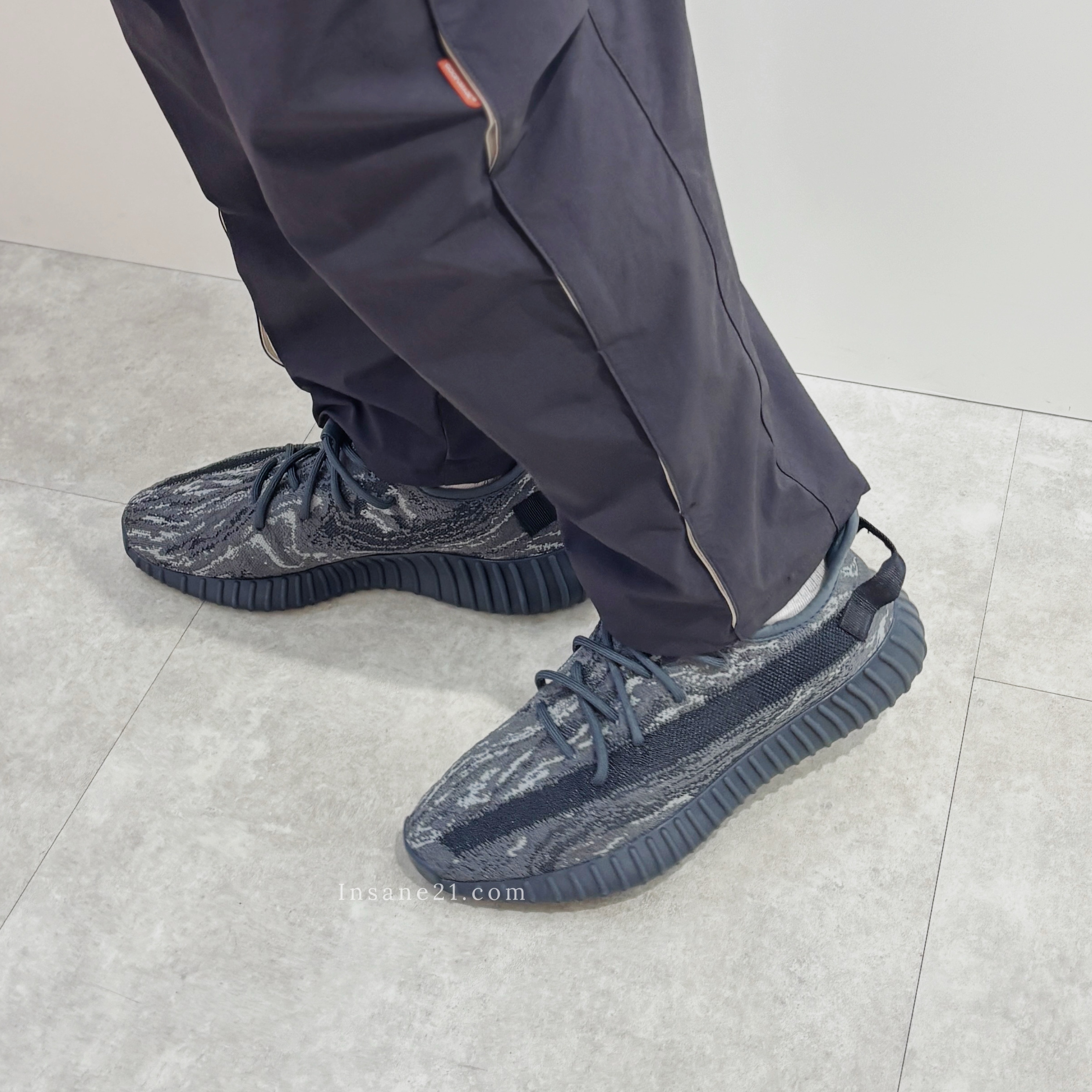 ADIDAS 愛迪達 休閒鞋 YEEZY BOOST 350 V2 深黑 黑鹽 椰子鞋  ID4811