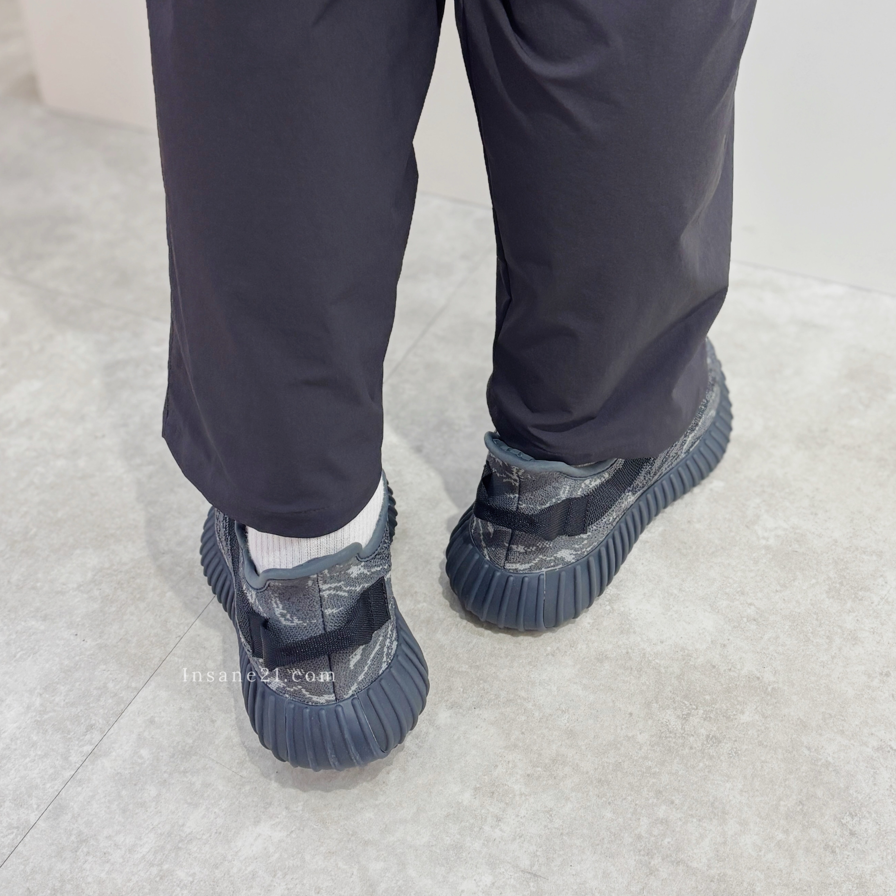 ADIDAS 愛迪達 休閒鞋 YEEZY BOOST 350 V2 深黑 黑鹽 椰子鞋  ID4811