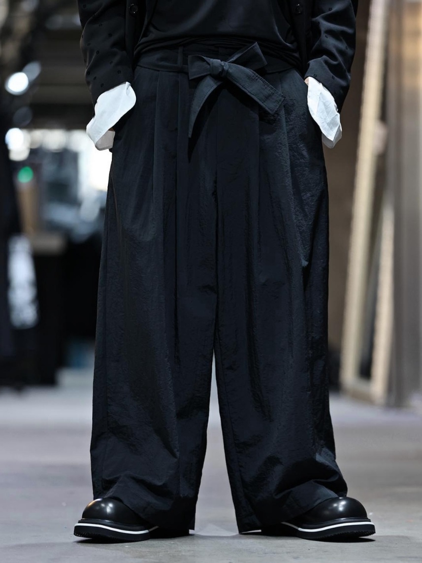 腰帶造型寬尼龍休閒褲