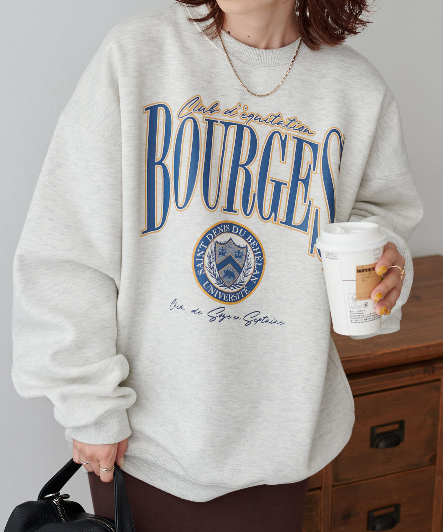 DISCOAT(ディスコート)  【大ヒットアイテム】《WEB限定》カレッジロゴスウェット淺米色（DPZ2022206A0001）