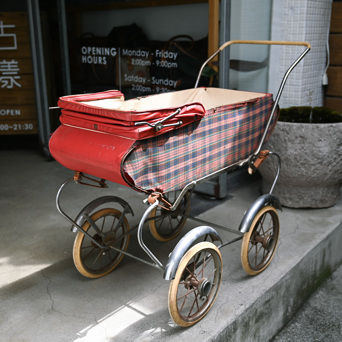 Vintage 古董娃娃車