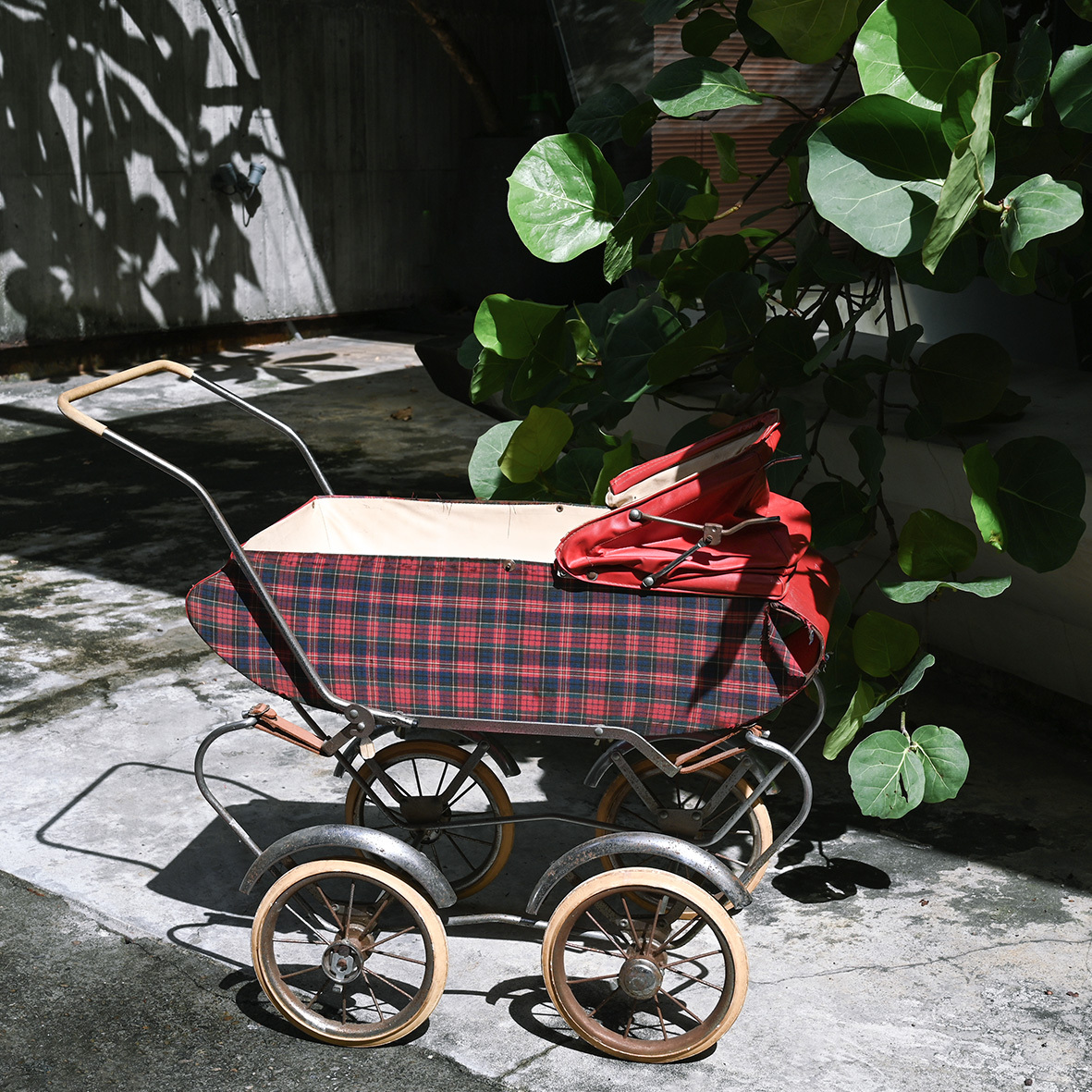 Vintage 古董娃娃車