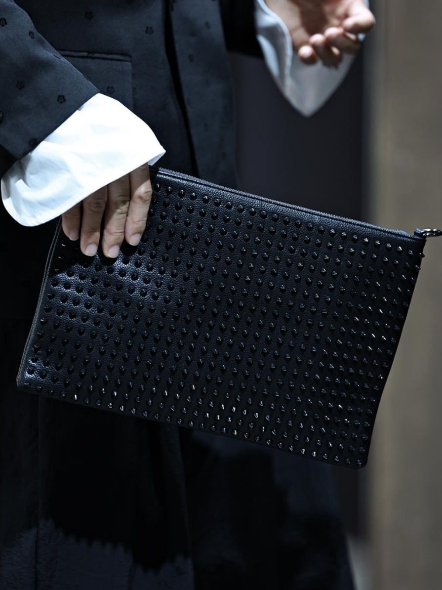 黑色鉚釘手拿包