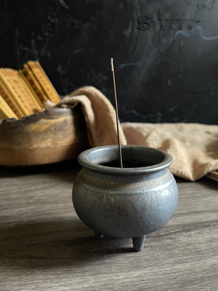 金箔陶韻 手工陶瓷三腳小香爐 供佛香爐搭配本賣場錐香  .線香 .香粉 超適用 - 光之薩滿