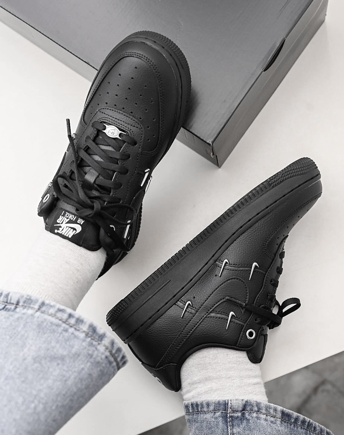 預購 NIKE Wmns Air Force 1 07 LX  黑 金屬小勾