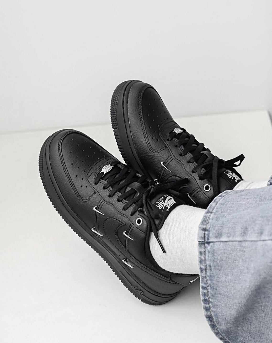 預購 NIKE Wmns Air Force 1 07 LX  黑 金屬小勾