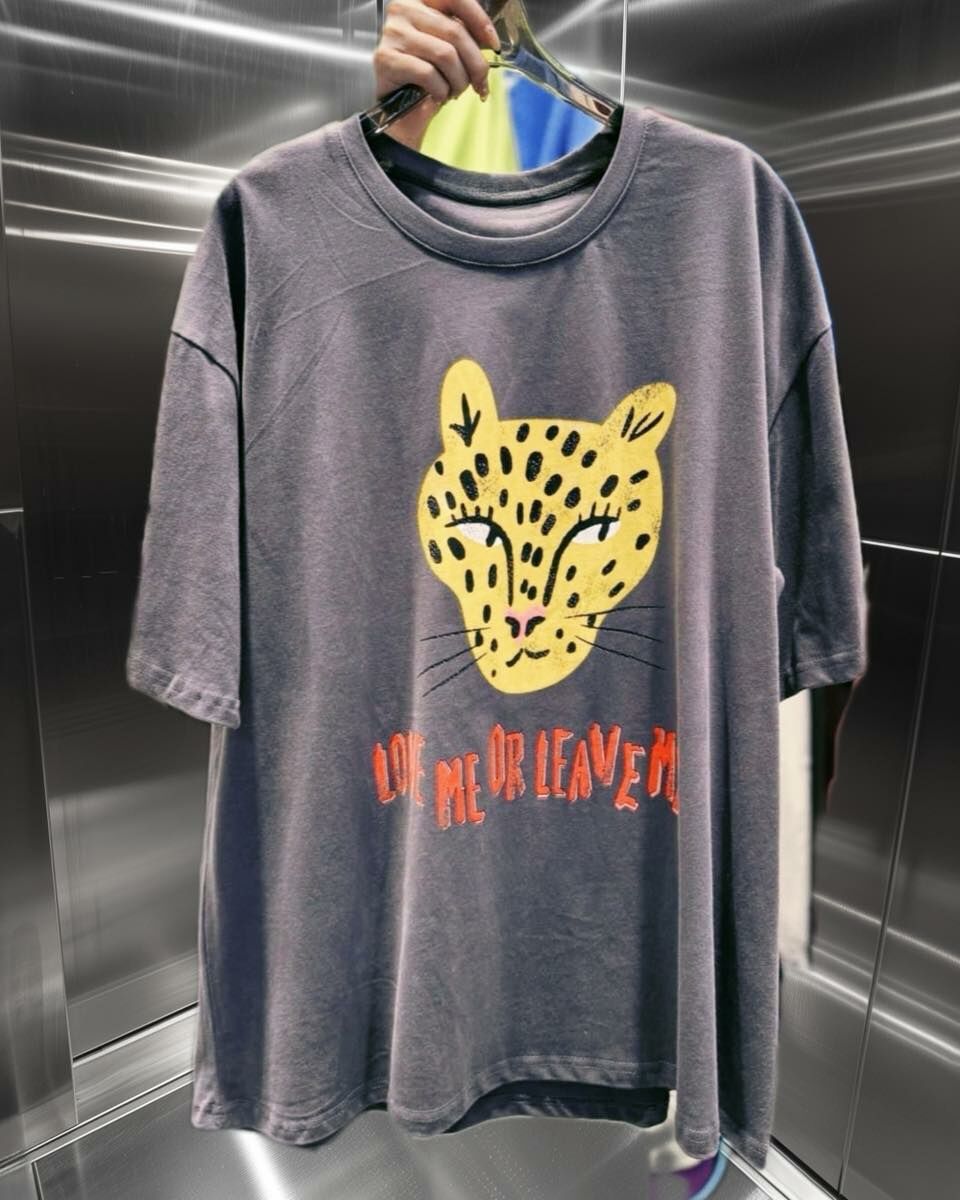 【時髦穿搭必備的豹女郎造型tee】( 現貨 )