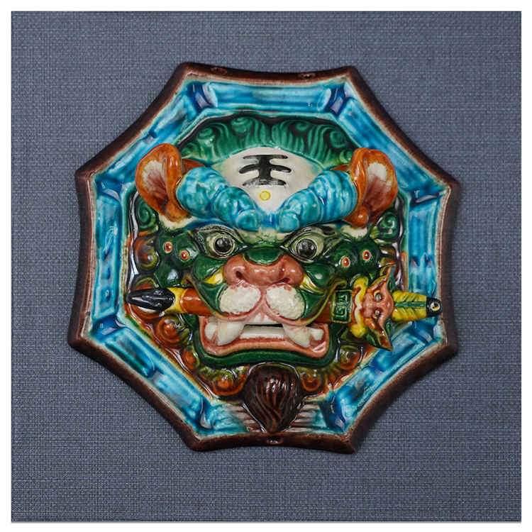 鹿港窯禮品館 無邊際框設計的 八卦咬劍獅王 擺飾和獎牌