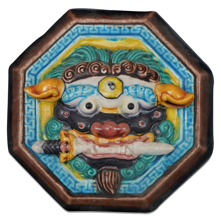 鹿港窯禮品館 無邊際框設計的 八卦咬劍獅王 擺飾和獎牌