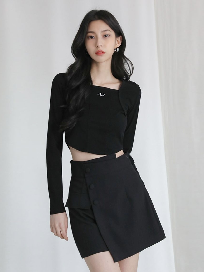 <預購> 韓國AVANDRESS Square neck Line U形方領修身短版長Ｔ